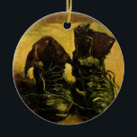 Ein Paar Schuhe von Vincent van Gogh Keramikornament<br><div class="desc">Ein Paar Schuhe von Vincent van Gogh ist ein Vintager Post-Impressionismus, der noch ein lebendiges Gemälde mit alten Bauernstiefeln mit Schnürsenkeln zeigt. Die Arbeiter booten, dass ein schlechter Bauer tragen würde. Über den Künstler: Vincent Willem van Gogh war ein postimpressionistischer Maler, dessen Werk durch seine raue Schönheit, emotionale Ehrlichkeit und...</div>
