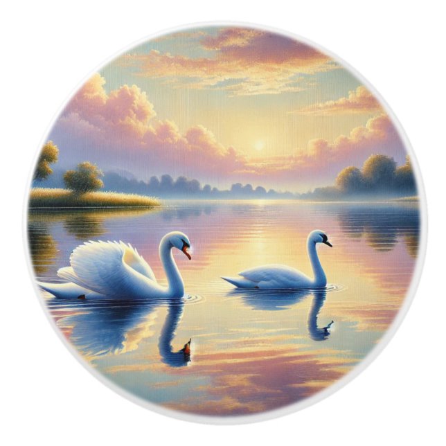 Ein Paar Schwäne, die auf einem ruhigen See gleite Keramikknauf (Vorderseite)