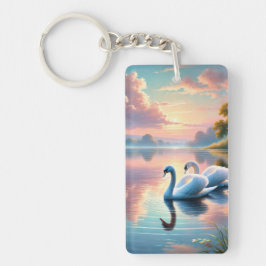 Ein Paar Schwäne, die auf einem ruhigen See gleite Schlüsselanhänger