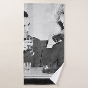 Ein Paar sitzt zusammen in einem Restaurant, das f Badehandtuch