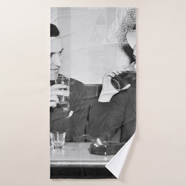 Ein Paar sitzt zusammen in einem Restaurant, das f Badehandtuch (Badehandtuch)