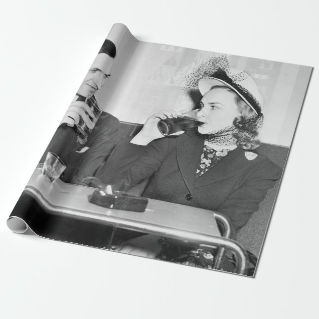 Ein Paar sitzt zusammen in einem Restaurant, das f Geschenkpapier (Ungerollt)