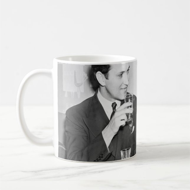 Ein Paar sitzt zusammen in einem Restaurant, das f Kaffeetasse (Links)