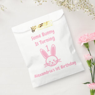 Ein paar Sonnenstrahlen drehen sich einen Geburtst Geschenktütchen