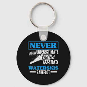Ein Papa, der Wasserski läuft und Wasserskilaufen Schlüsselanhänger