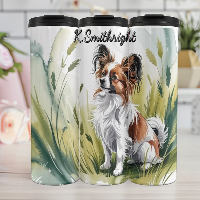 Ein Papillon-Hund im großen Gras Thermosbecher (Von Creator hochgeladen)