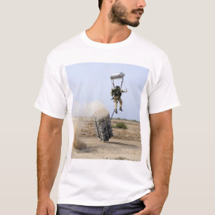 Ein pararescueman fällt in die Zone T-Shirt
