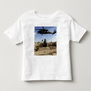 Ein pararescueman rappels von einem HH-60 2 Kleinkind T-shirt