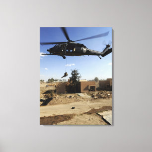 Ein pararescueman rappels von einem HH-60 2 Leinwanddruck
