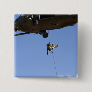 Ein pararescueman rappels von einem HH-60 Button
