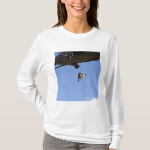 Ein pararescueman rappels von einem HH-60 T-Shirt