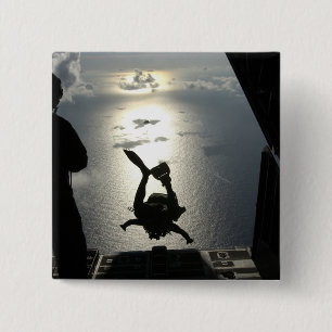 Ein Parareskuemer der Luftwaffe Button