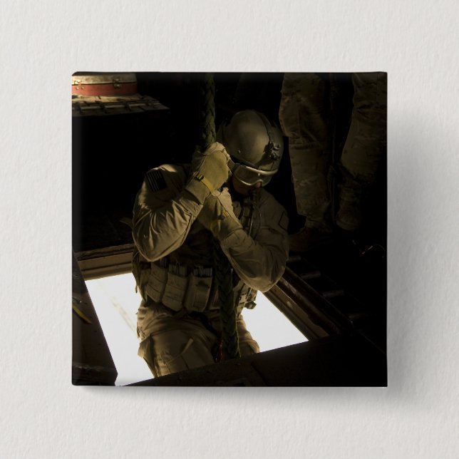 Ein Parareskuemer der US-Luftwaffe beginnt seinen  Button (Vorderseite)