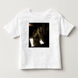 Ein Parareskuemer der US-Luftwaffe beginnt seinen Kleinkind T-shirt