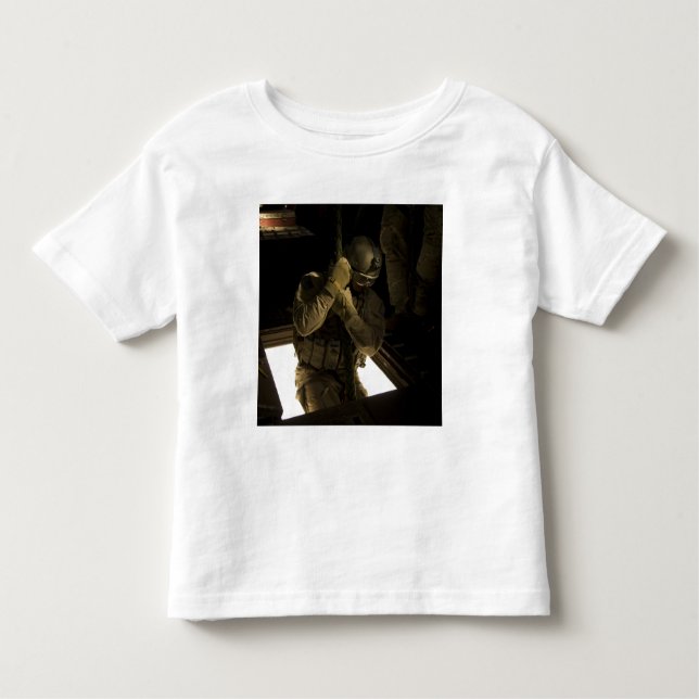 Ein Parareskuemer der US-Luftwaffe beginnt seinen  Kleinkind T-shirt (Vorderseite)