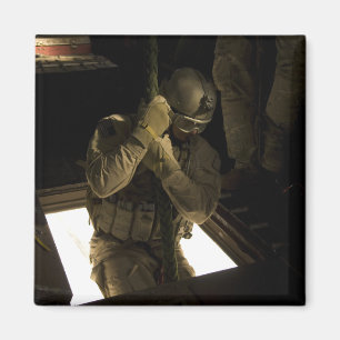 Ein Parareskuemer der US-Luftwaffe beginnt seinen Magnet