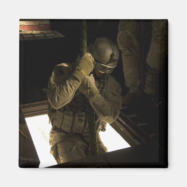 Ein Parareskuemer der US-Luftwaffe beginnt seinen  Magnet (Vorne)