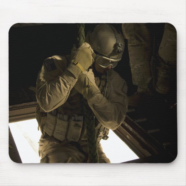 Ein Parareskuemer der US-Luftwaffe beginnt seinen  Mousepad (Vorne)
