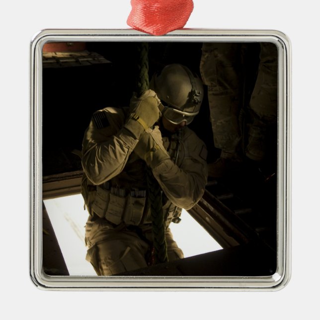 Ein Parareskuemer der US-Luftwaffe beginnt seinen  Ornament Aus Metall (Vorne)