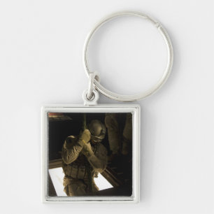 Ein Parareskuemer der US-Luftwaffe beginnt seinen  Schlüsselanhänger