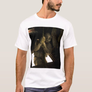 Ein Parareskuemer der US-Luftwaffe beginnt seinen T-Shirt