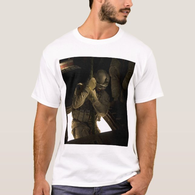 Ein Parareskuemer der US-Luftwaffe beginnt seinen  T-Shirt (Vorderseite)