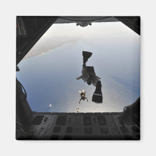 Ein Parareskuemer der US-Luftwaffe springt aus Magnet