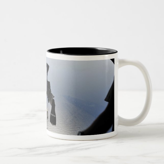 Ein Parareskuemer der US-Luftwaffe springt aus Zweifarbige Tasse (Rechts)