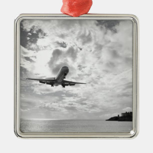 Ein Passagierflugzeug kommt für eine Landung an Ornament Aus Metall