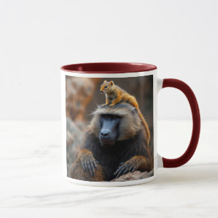 Ein Pavian mit einem Eichhörnchen auf seinem Kopf. Tasse