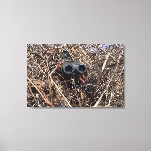 Ein Pfadfinder praktiziert Beobachtungstechnik 2 Leinwanddruck (Vorderseite)