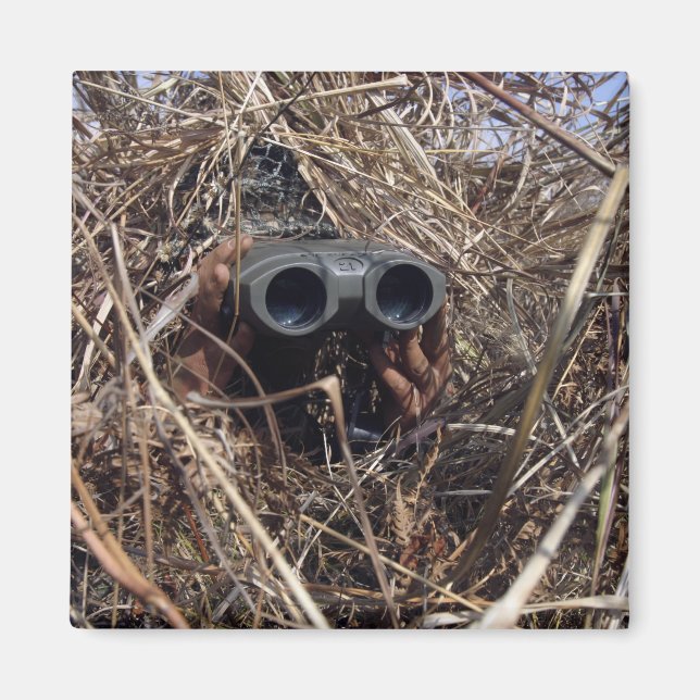 Ein Pfadfinder praktiziert Beobachtungstechnik 2 Magnet (Vorne)