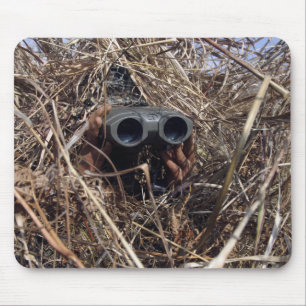 Ein Pfadfinder praktiziert Beobachtungstechnik 2 Mousepad