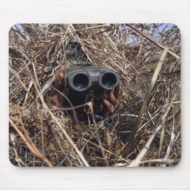 Ein Pfadfinder praktiziert Beobachtungstechnik 2 Mousepad (Vorne)