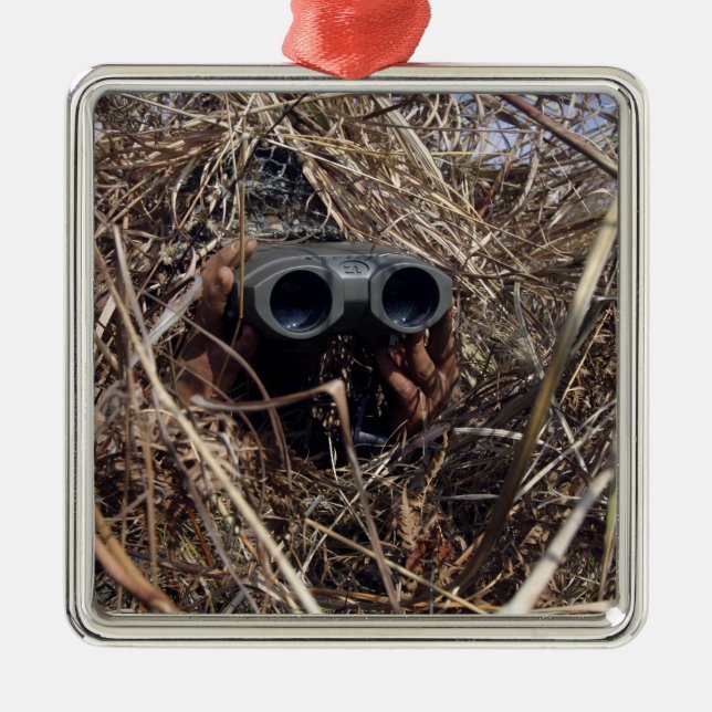 Ein Pfadfinder praktiziert Beobachtungstechnik 2 Ornament Aus Metall (Vorne)