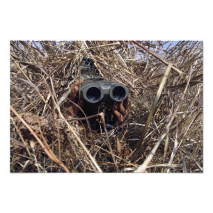 Ein Pfadfinder praktiziert Beobachtungstechnik Fotodruck