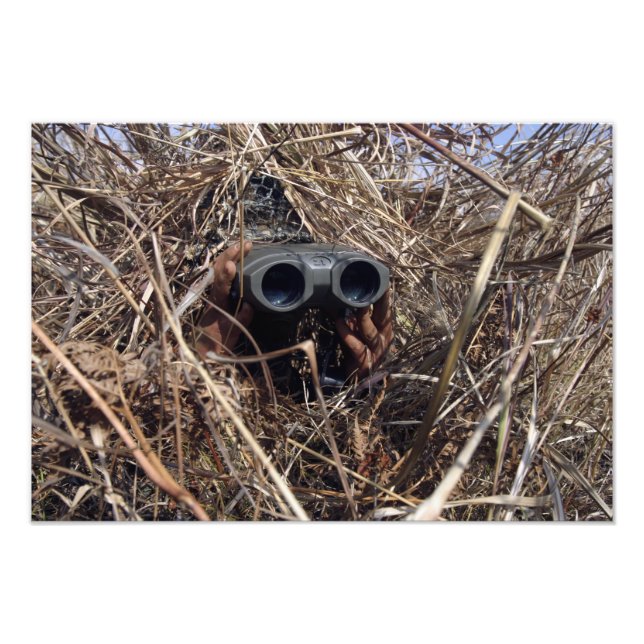 Ein Pfadfinder praktiziert Beobachtungstechnik Fotodruck (Vorne)