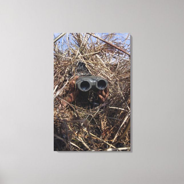 Ein Pfadfinder praktiziert Beobachtungstechnik Leinwanddruck (Vorderseite)