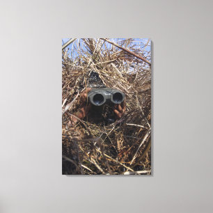 Ein Pfadfinder praktiziert Beobachtungstechnik Leinwanddruck