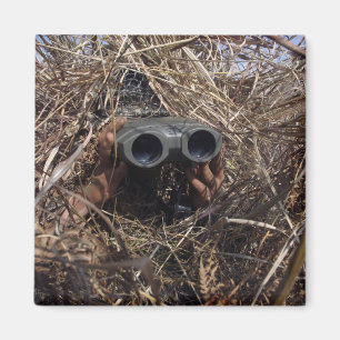 Ein Pfadfinder praktiziert Beobachtungstechnik Magnet