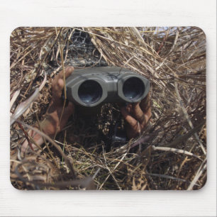 Ein Pfadfinder praktiziert Beobachtungstechnik Mousepad