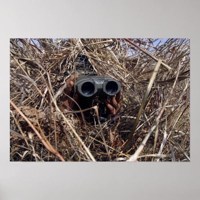 Ein Pfadfinder praktiziert Beobachtungstechnik Poster (Vorne)