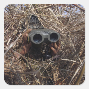 Ein Pfadfinder praktiziert Beobachtungstechnik Quadratischer Aufkleber