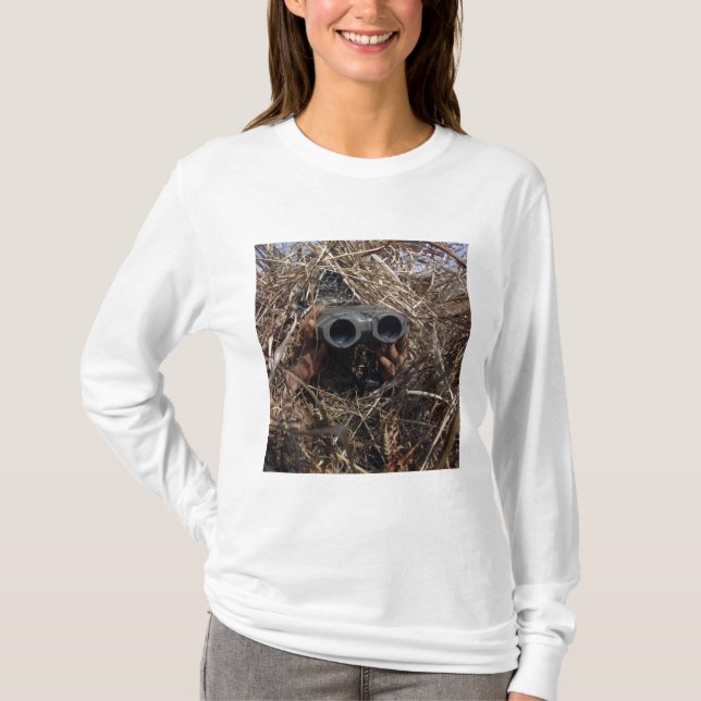 Ein Pfadfinder praktiziert Beobachtungstechnik T-Shirt (Vorderseite)