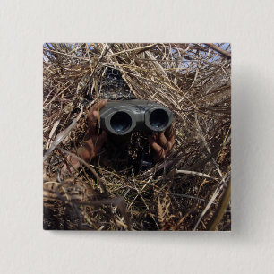 Ein Pfadfinderbeobachter übt Beobachtung techniqu Button