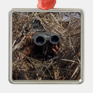 Ein Pfadfinderbeobachter übt Beobachtung techniqu Ornament Aus Metall