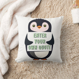 Ein Pinguin hält ein Schild mit anpassbarem Text Kissen