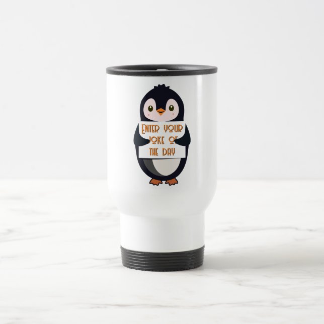 Ein Pinguin hält ein Schild mit individuellem Text Reisebecher (Mittel)