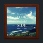 Ein positiver Ausblick auf das Leben / ©Seascape Geschenkbox<br><div class="desc">Dieses Design weist einen Hintergrund auf ein originelles fotografisches Werk auf, das eine wunderschöne Küste mit blauen und weißen Wolken darstellt, begleitet von einer inspirierend Botschaft in der Mitte: "IMMER AUF DER LICHTEN SEITE DES LEBENS AUSSEHEN" in typografischer Kunst. Dieser Satz vermittelt eine optimistische Einstellung zum Leben - egal, welche...</div>
