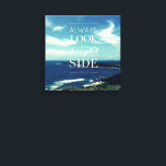 Ein positiver Ausblick auf das Leben / ©Seascape Leinwanddruck<br><div class="desc">Dieses Design weist einen Hintergrund auf ein originelles fotografisches Werk auf, das eine wunderschöne Küste mit blauen und weißen Wolken darstellt, begleitet von einer inspirierend Botschaft in der Mitte: "IMMER AUF DER LICHTEN SEITE DES LEBENS AUSSEHEN" in typografischer Kunst. Dieser Satz vermittelt eine optimistische Einstellung zum Leben - egal, welche...</div>